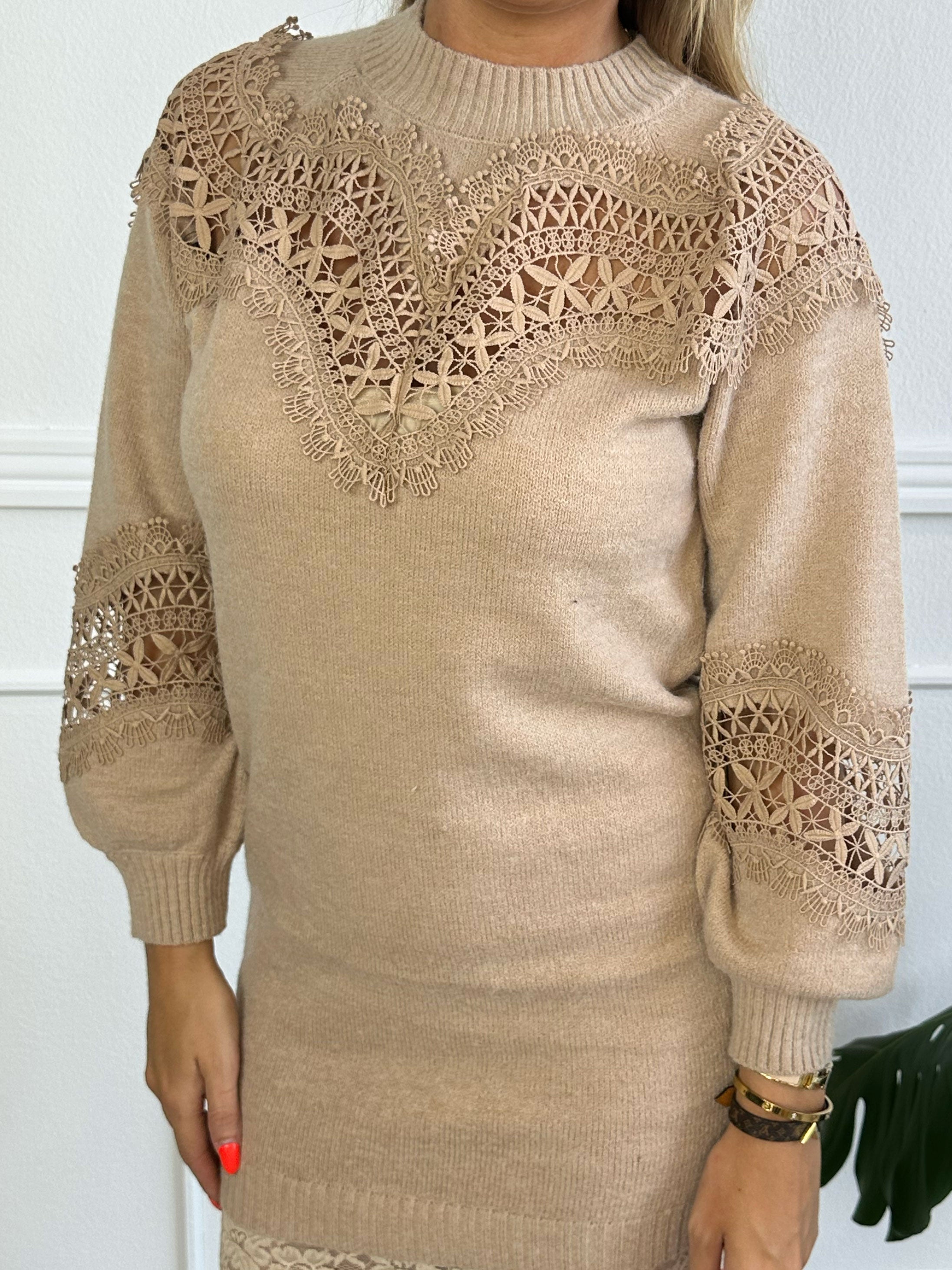 Oxana - Blød strikkjole med broderinger henover bryst og ærmer